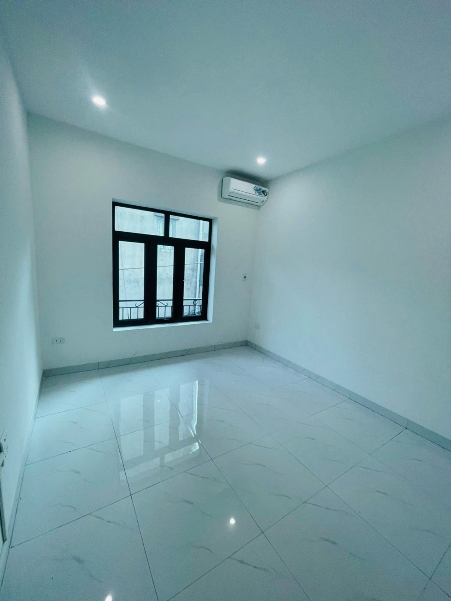 Bán nhà Đông Thiên - diện tích 42m2 2 tầng - ÔTÔ ĐỖ CỬA - giá 2,98 tỷ