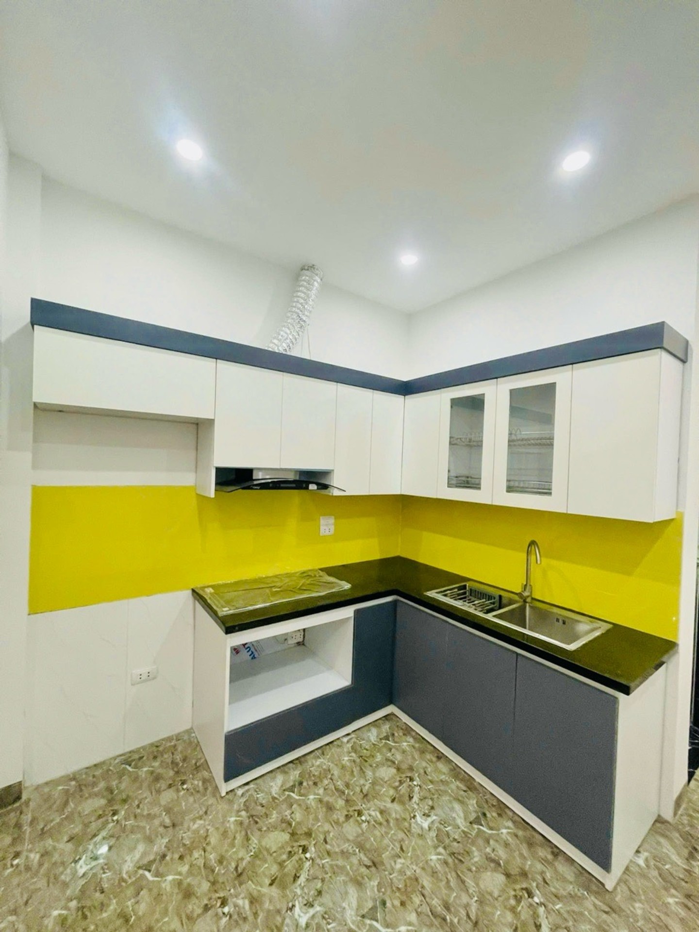 Bán nhà Đông Thiên - diện tích 42m2 2 tầng - ÔTÔ ĐỖ CỬA - giá 2,98 tỷ