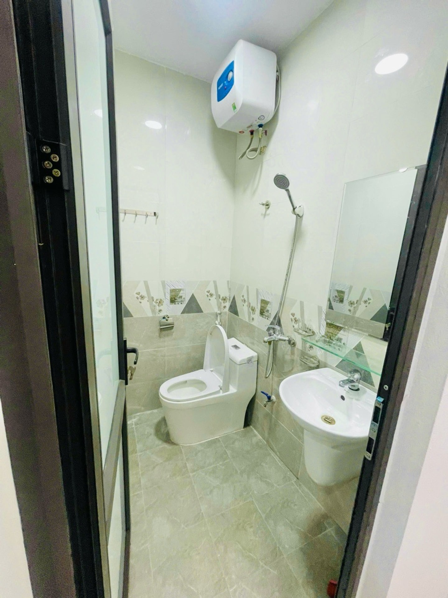 Bán nhà Đông Thiên - diện tích 42m2 2 tầng - ÔTÔ ĐỖ CỬA - giá 2,98 tỷ