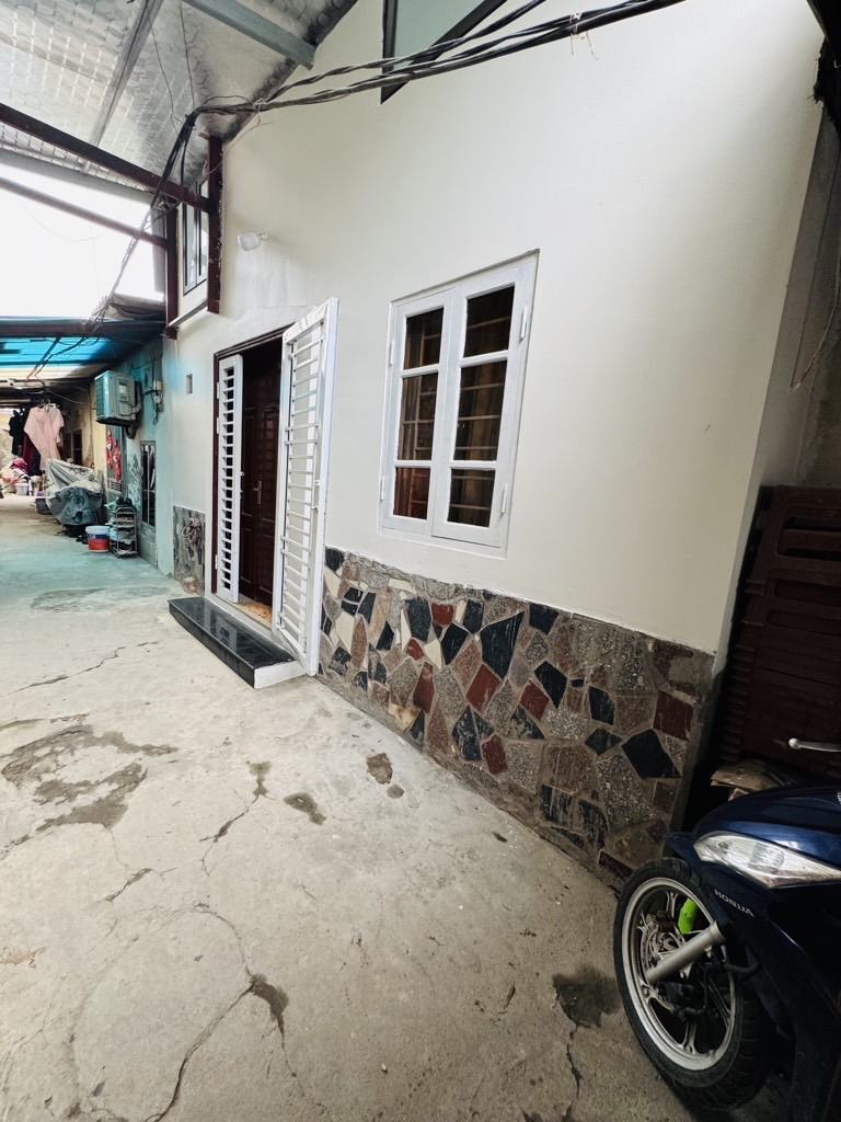 Bán nhà Hoàng Mai - diện tích 30m2 2 tầng - Nhà riêng 3 bước ra đường 2 làn - giá 2,2 tỷ