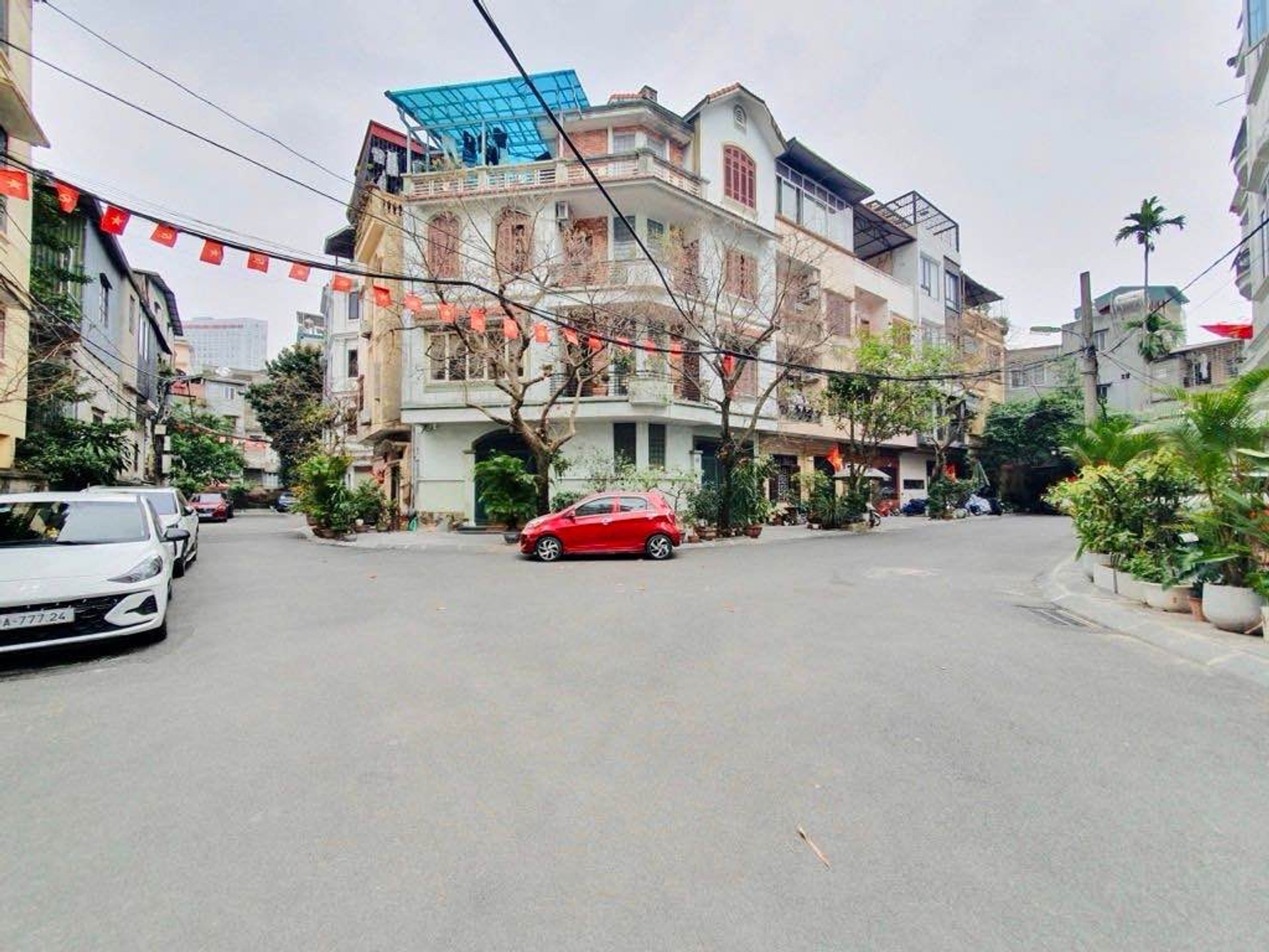 Bán nhà Bạch Đằng - diện tích 48m2 8 tầng - ÔTÔ NGỦ TRONG NHÀ - giá 12,9 tỷ