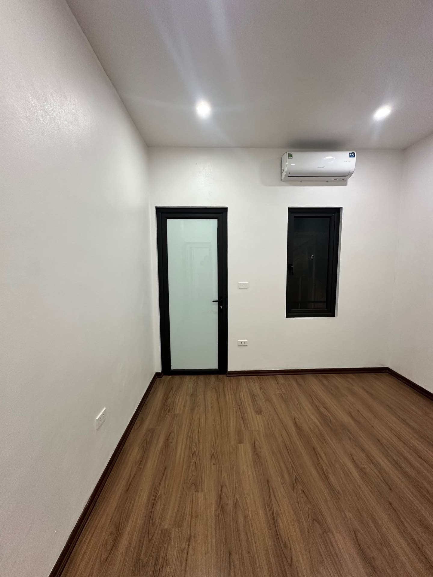 Bán nhà Giải Phóng - diện tích 60m2 3 tầng - ô tô đỗ cửa - giá 3,2 tỷ