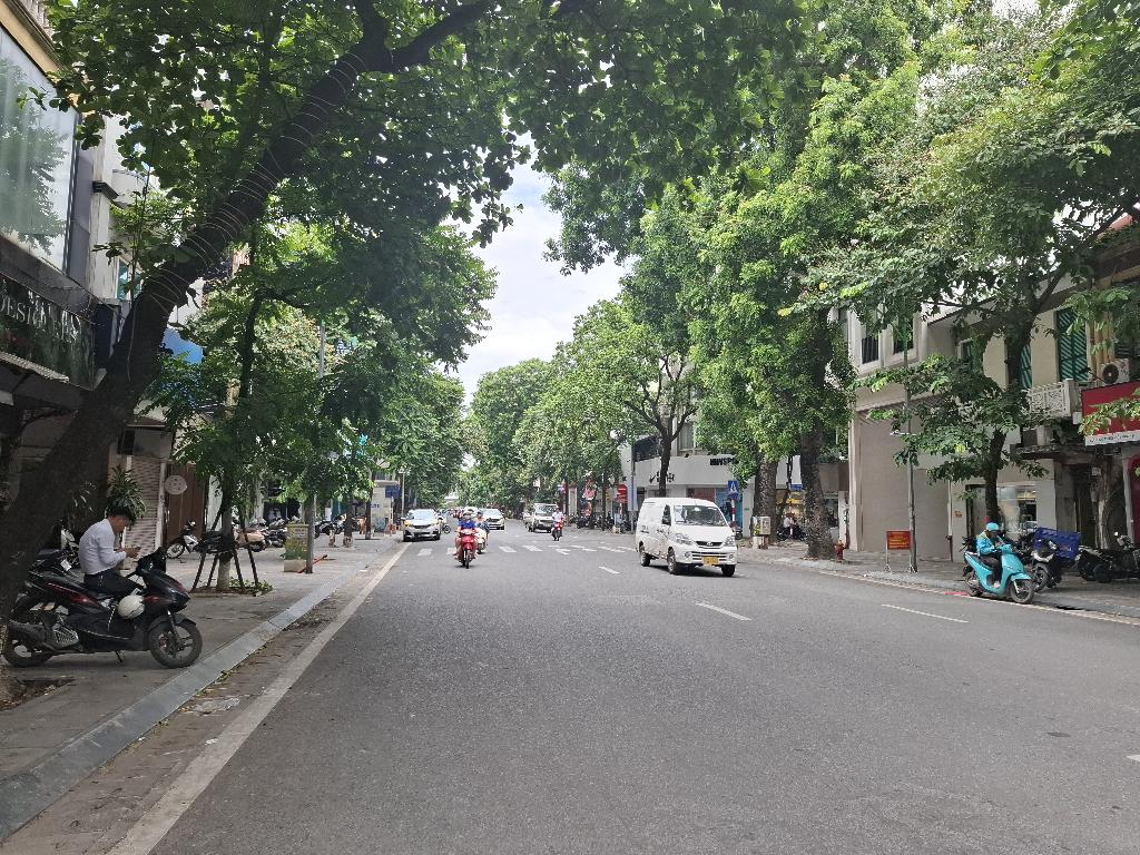 Bán nhà Phố Huế - diện tích 240m2 3 tầng - SIÊU HIẾM MẶT TIỀN RỘNG - giá 216 tỷ