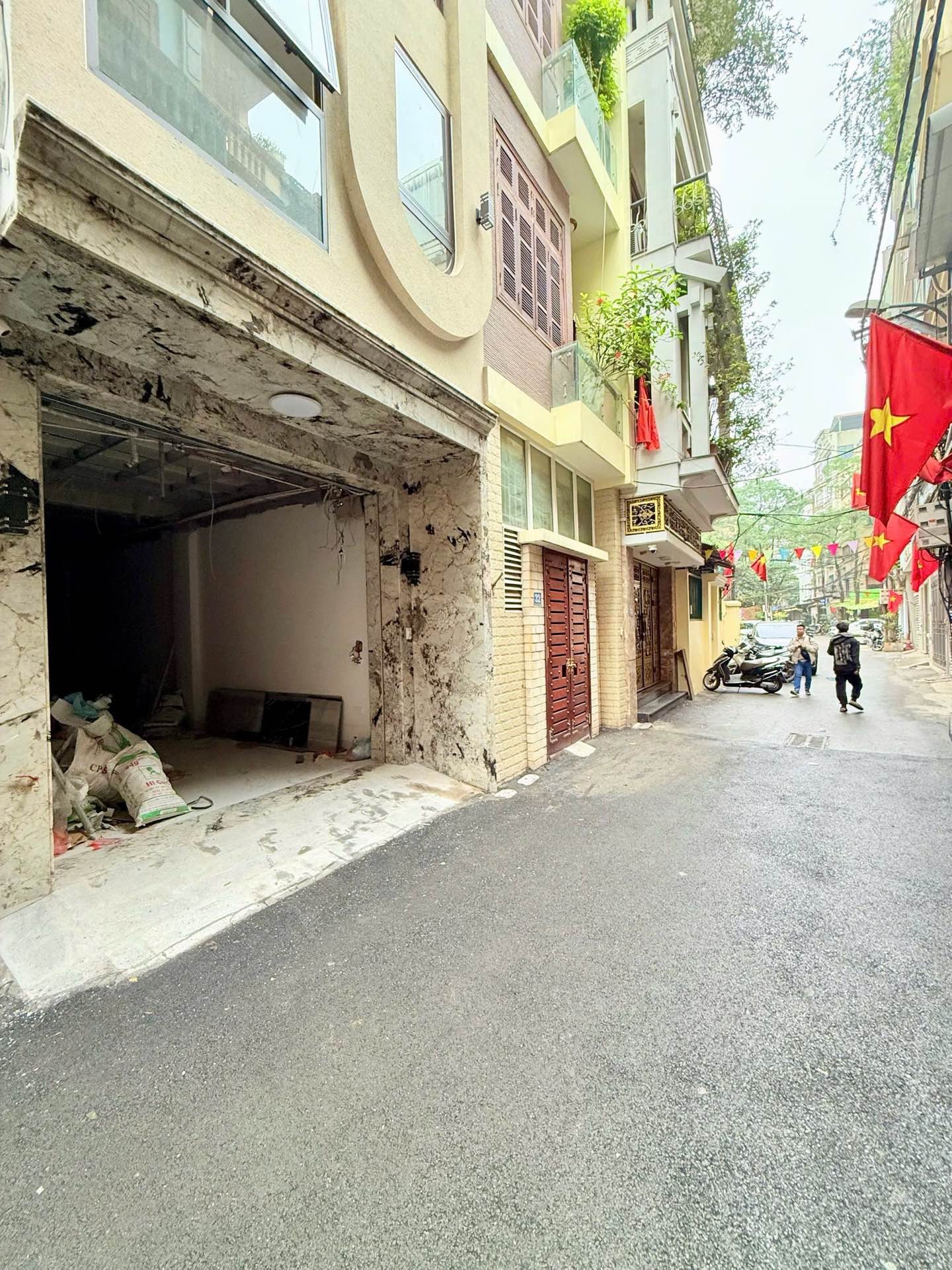 Bán nhà Trung Kính - diện tích 53m2 7 tầng - Ô tô tránh - giá 29,5 tỷ