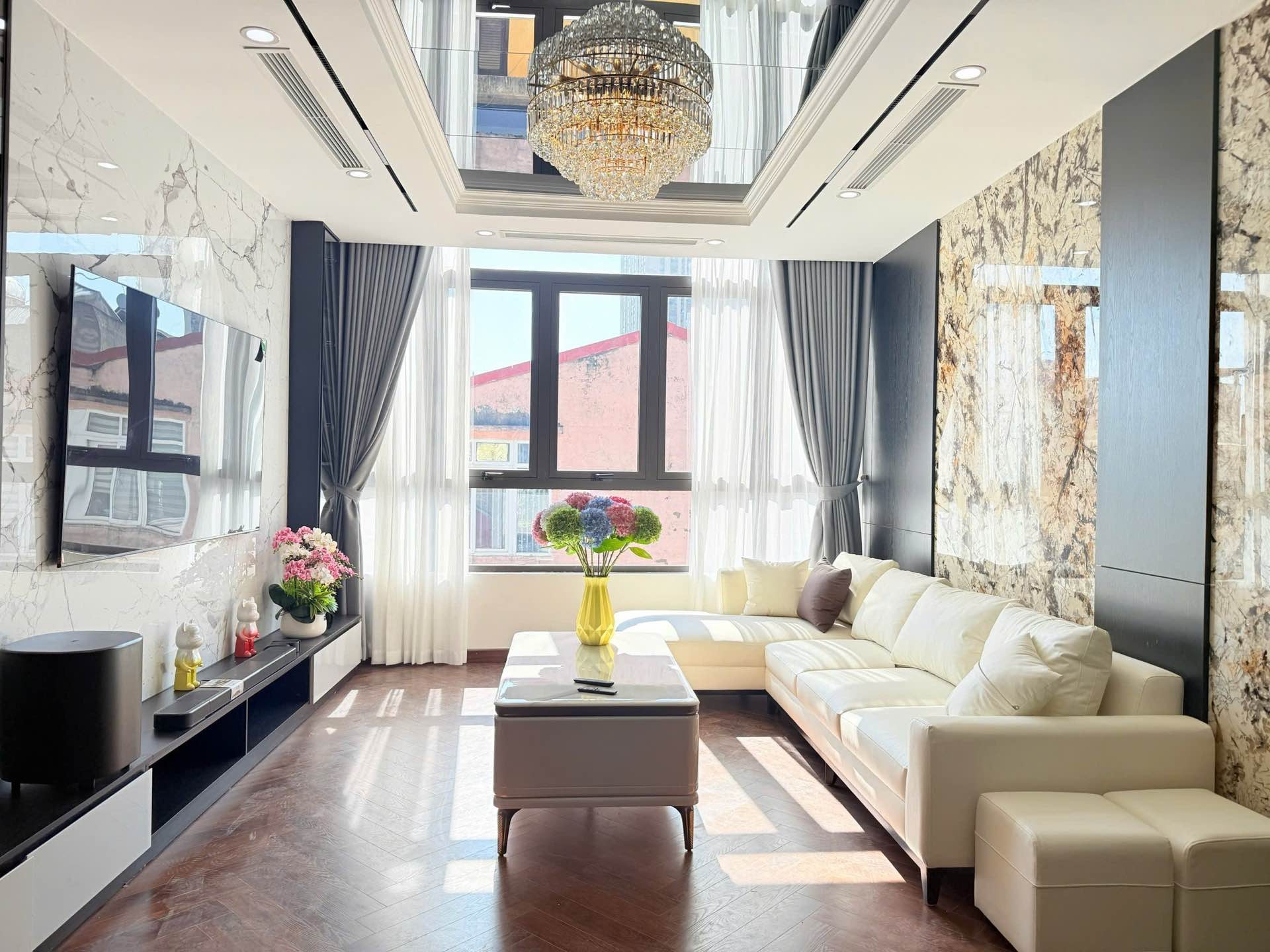 Bán nhà Trung Kính - diện tích 53m2 7 tầng - Ô tô tránh - giá 29,5 tỷ