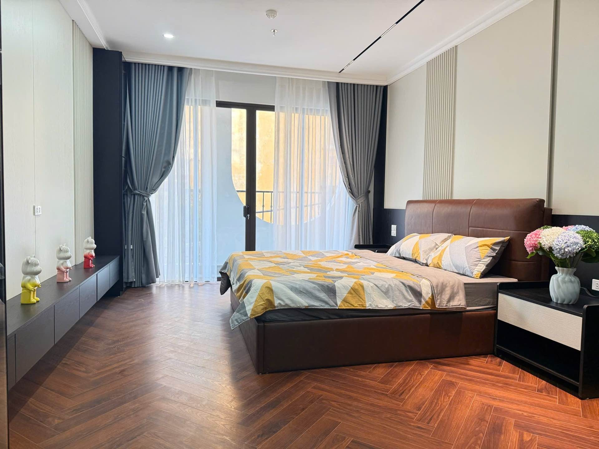 Bán nhà Trung Kính - diện tích 53m2 7 tầng - Ô tô tránh - giá 29,5 tỷ