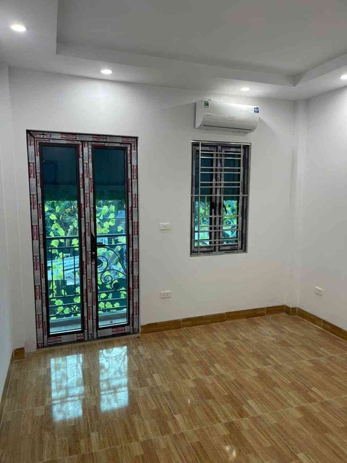 Bán nhà Định Công Hạ - diện tích 43m2 3 tầng - ô tô đỗ cửa - giá 2,8 tỷ