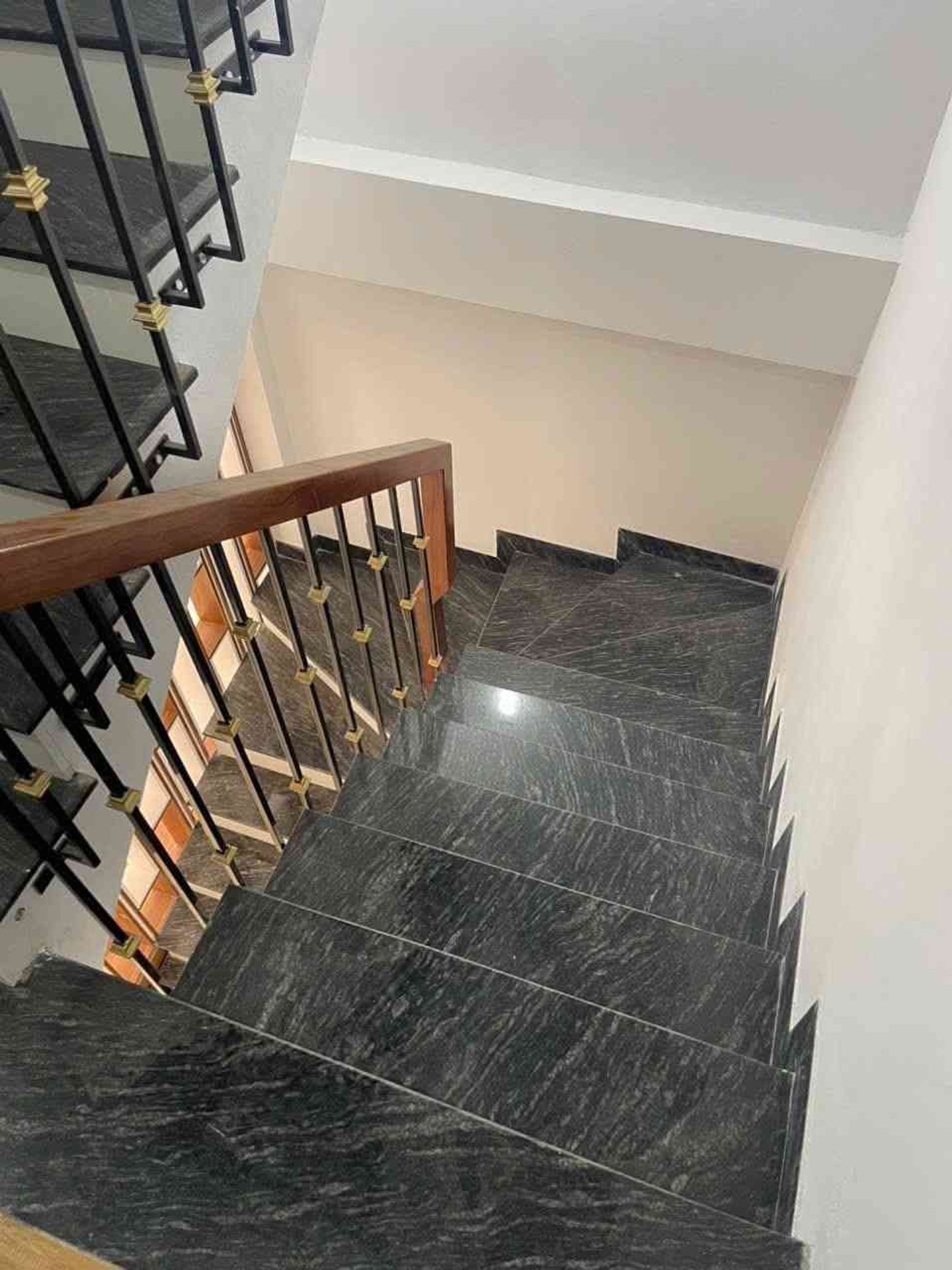 Bán nhà Định Công Hạ - diện tích 43m2 3 tầng - ô tô đỗ cửa - giá 2,8 tỷ