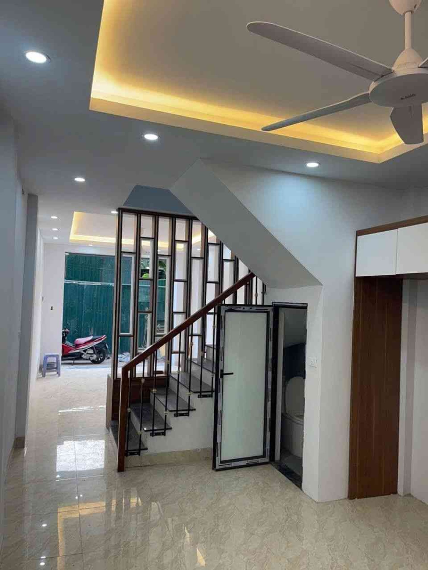 Bán nhà Định Công Hạ - diện tích 43m2 3 tầng - ô tô đỗ cửa - giá 2,8 tỷ