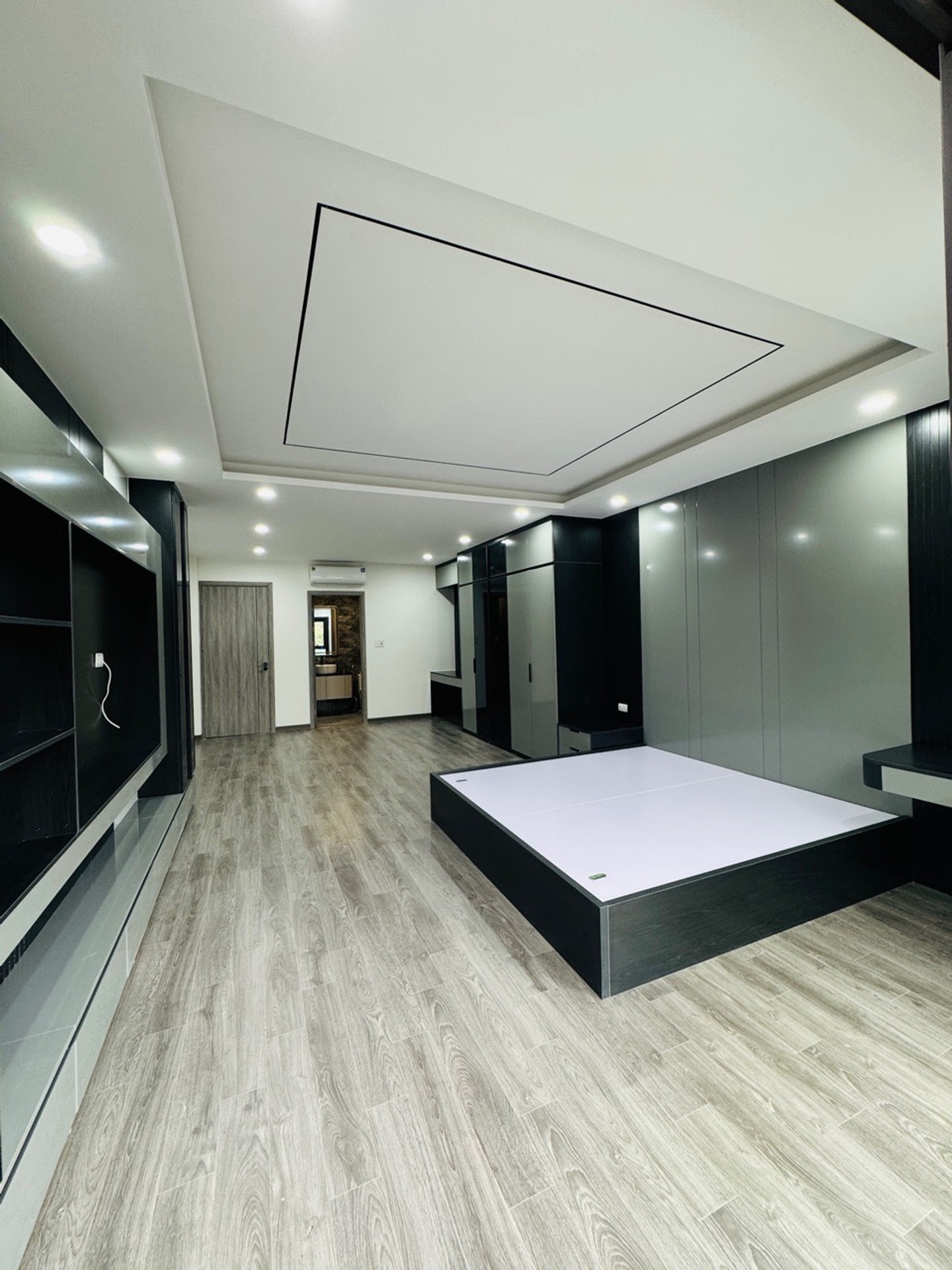 Bán nhà Bờ Sống Sét - diện tích 60m2 7 tầng - Nhà mặt phố kinh doanh sầm uất - giá 29,8 tỷ