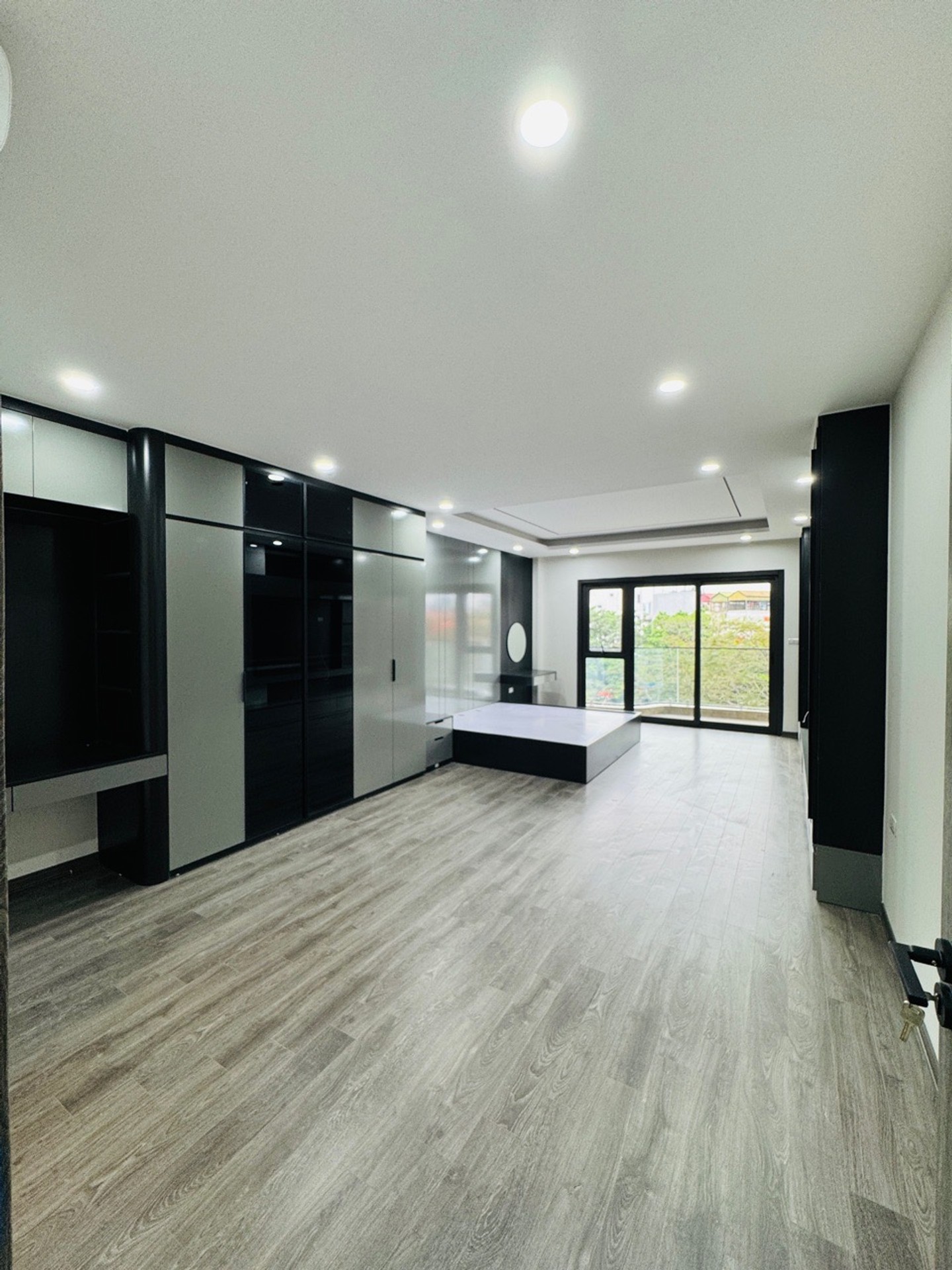 Bán nhà Bờ Sống Sét - diện tích 60m2 7 tầng - Nhà mặt phố kinh doanh sầm uất - giá 29,8 tỷ