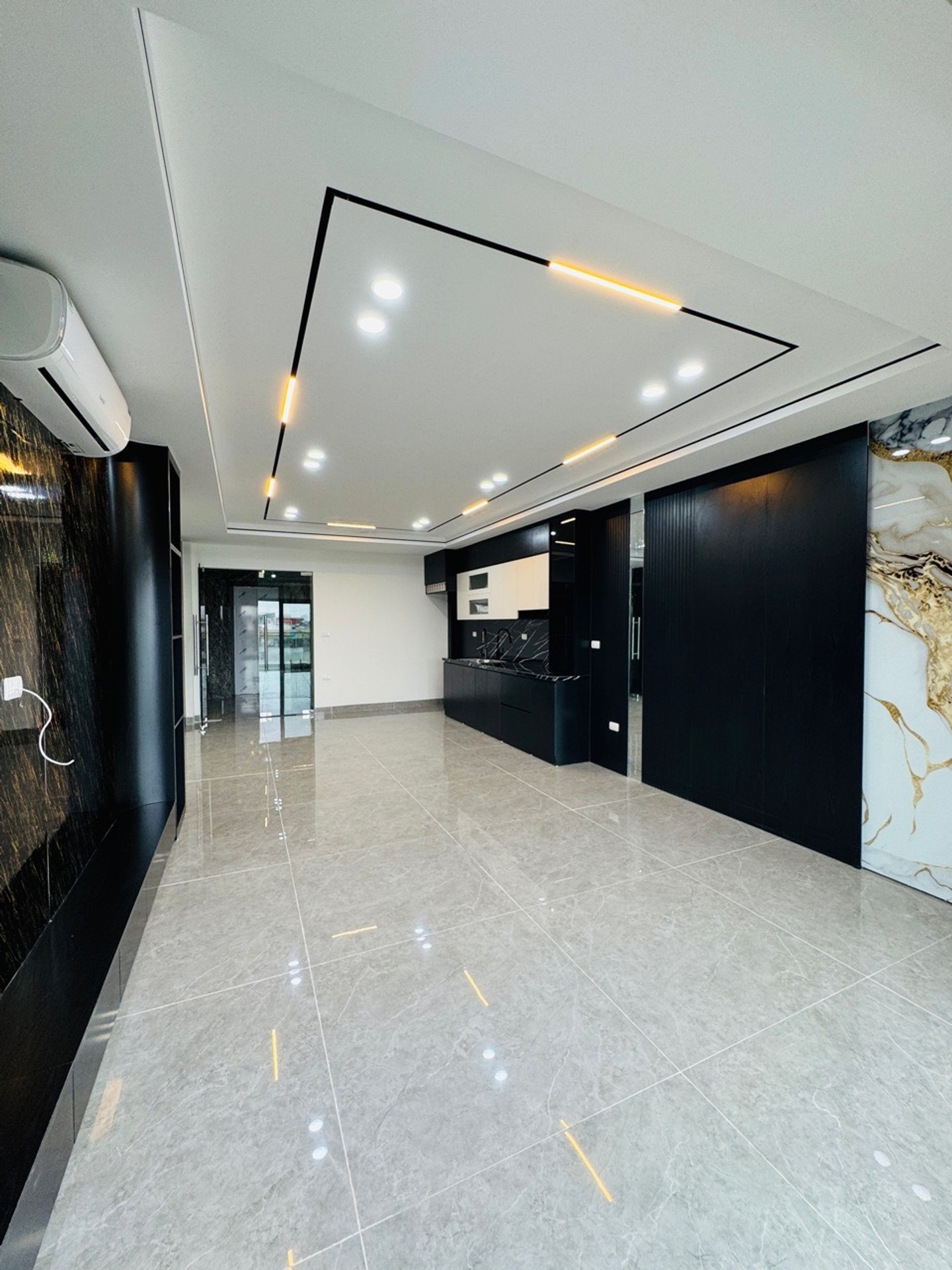 Bán nhà Bờ Sống Sét - diện tích 60m2 7 tầng - Nhà mặt phố kinh doanh sầm uất - giá 29,8 tỷ
