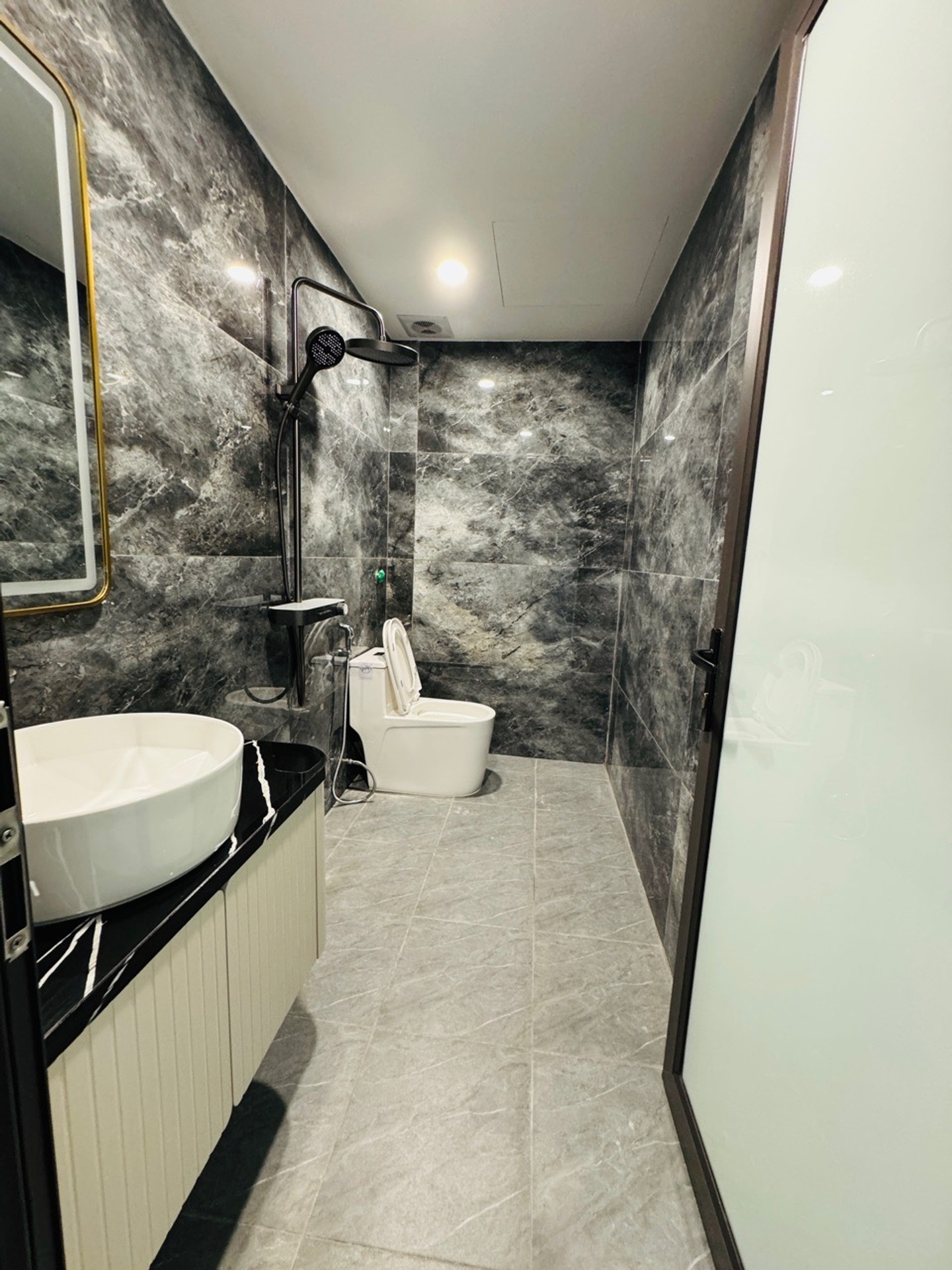 Bán nhà Bờ Sống Sét - diện tích 60m2 7 tầng - Nhà mặt phố kinh doanh sầm uất - giá 29,8 tỷ