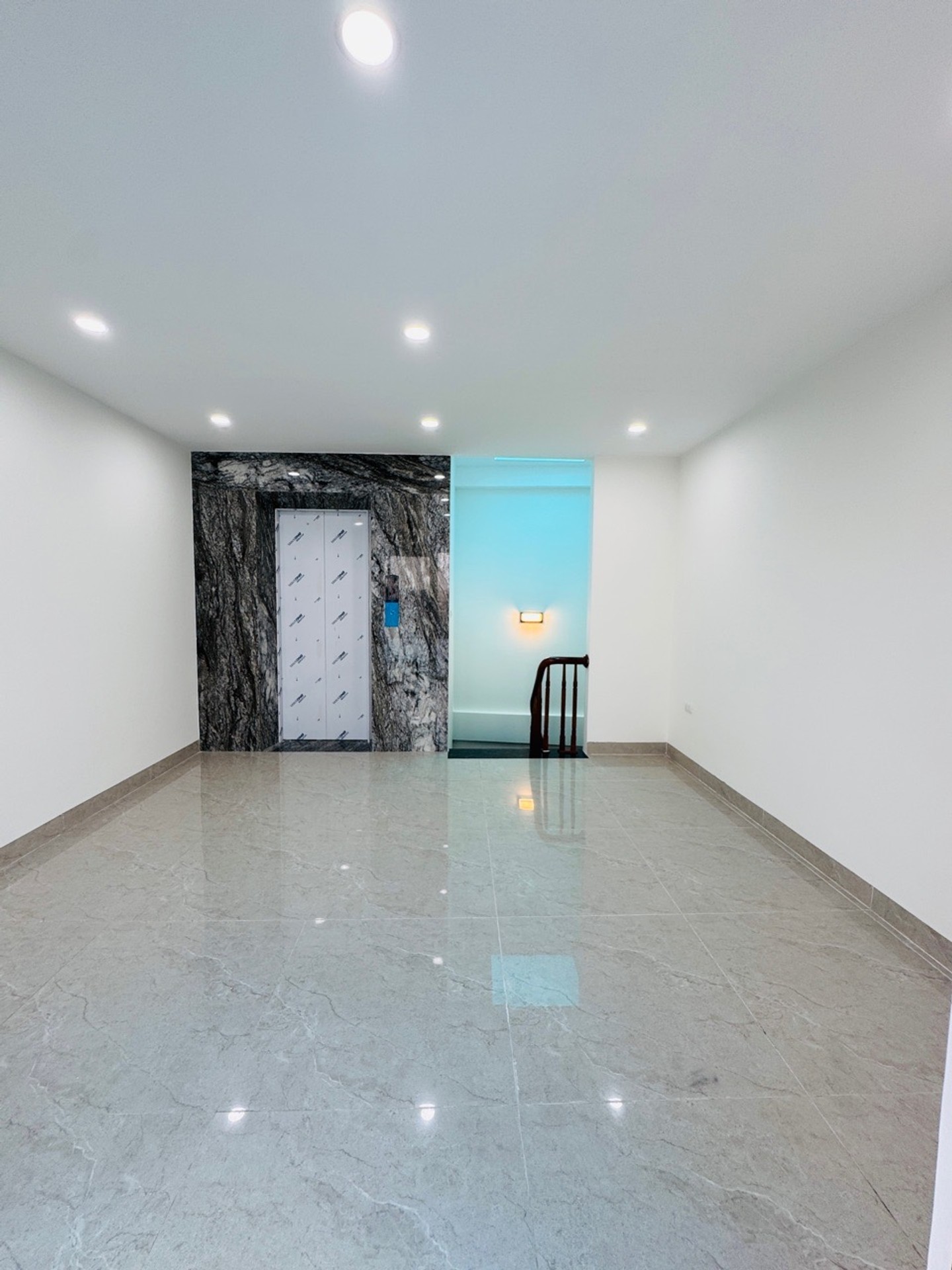 Bán nhà Bờ Sống Sét - diện tích 60m2 7 tầng - Nhà mặt phố kinh doanh sầm uất - giá 29,8 tỷ