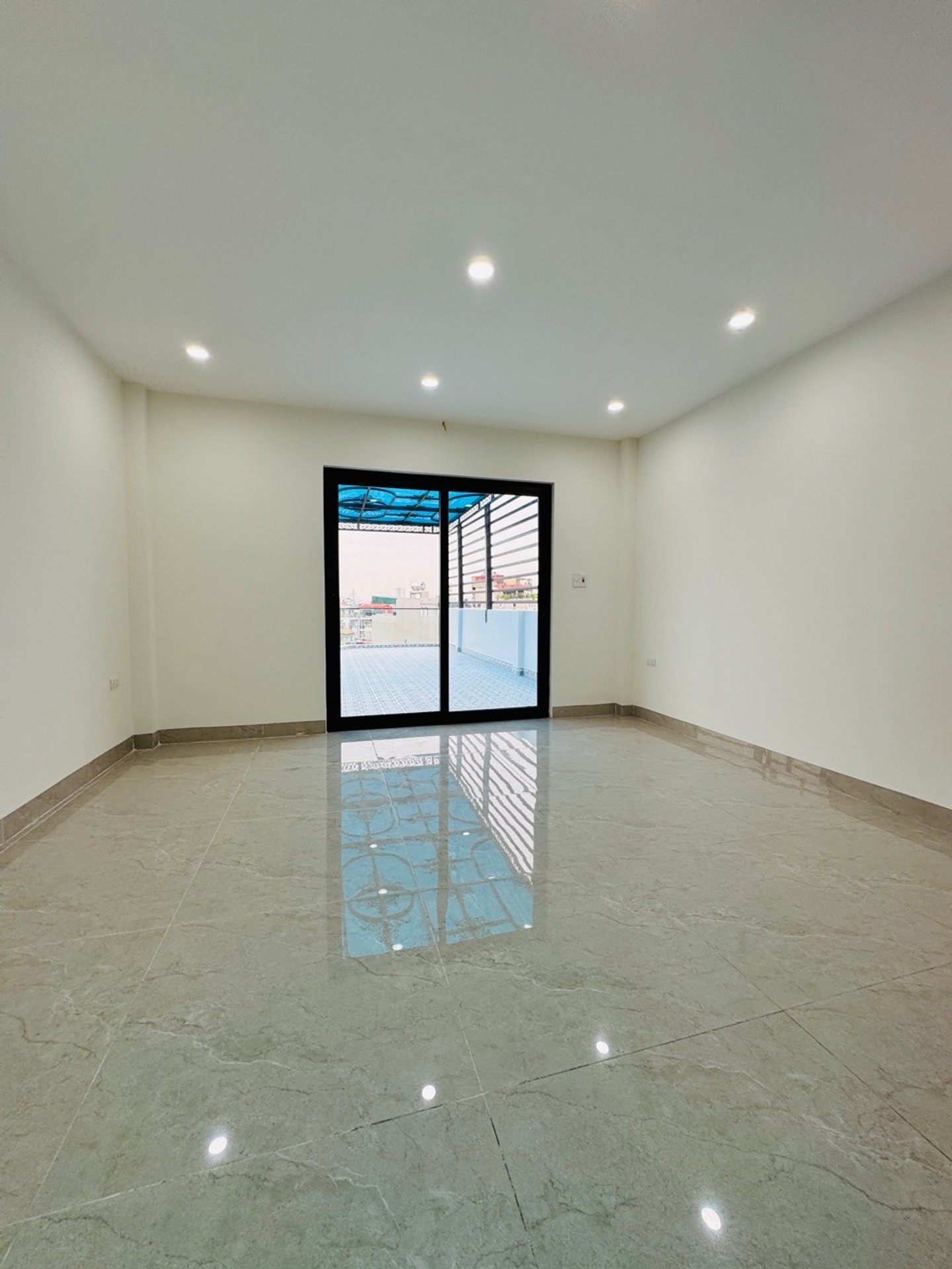 Bán nhà Bờ Sống Sét - diện tích 60m2 7 tầng - Nhà mặt phố kinh doanh sầm uất - giá 29,8 tỷ