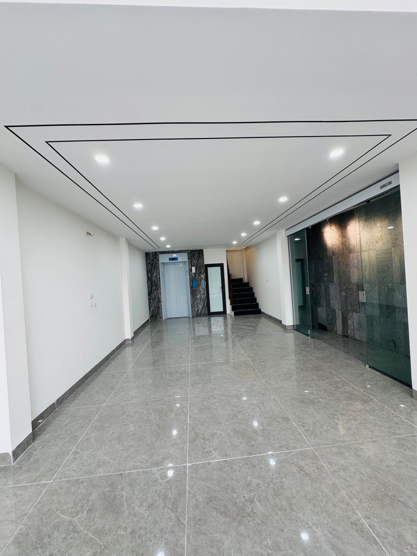 Bán nhà Bờ Sống Sét - diện tích 60m2 7 tầng - Nhà mặt phố kinh doanh sầm uất - giá 29,8 tỷ