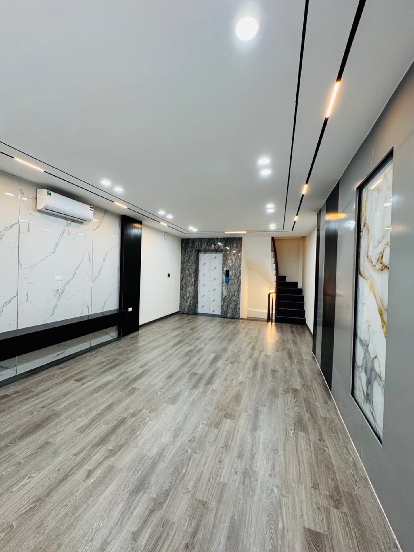 Bán nhà Bờ Sống Sét - diện tích 60m2 7 tầng - Nhà mặt phố kinh doanh sầm uất - giá 29,8 tỷ