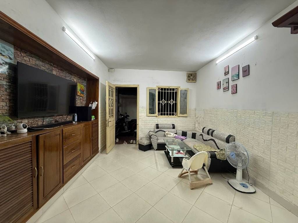 Bán nhà Định Công Hạ - diện tích 35m2 2 tầng - ngõ ô tô đỗ cửa - giá 2,45 tỷ
